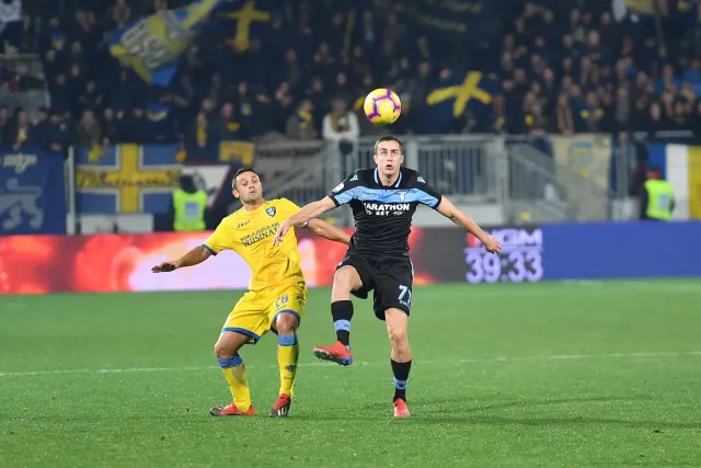 Azione di gioco tra Frosinone e Lazio allo stadio Benito Stirpe