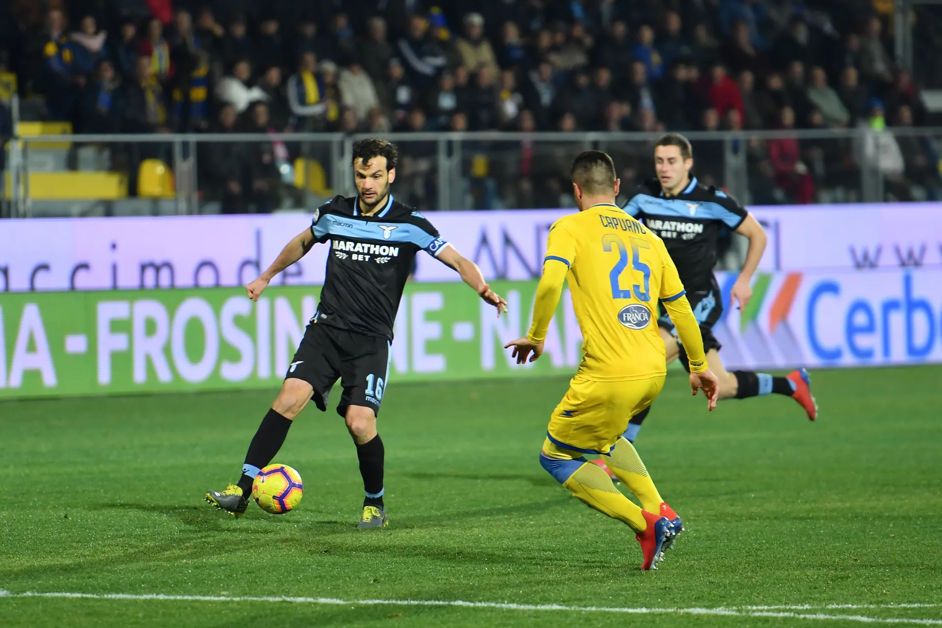 Giocatori di Lazio e Frosinone durante una partita al Benito Stirpe