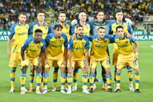 La squadra del Frosinone Calcio schierata prima di una partita