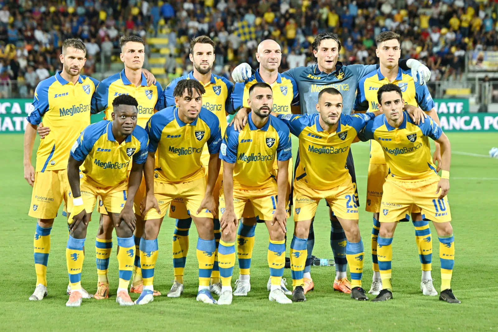 La squadra del Frosinone Calcio schierata prima di una partita