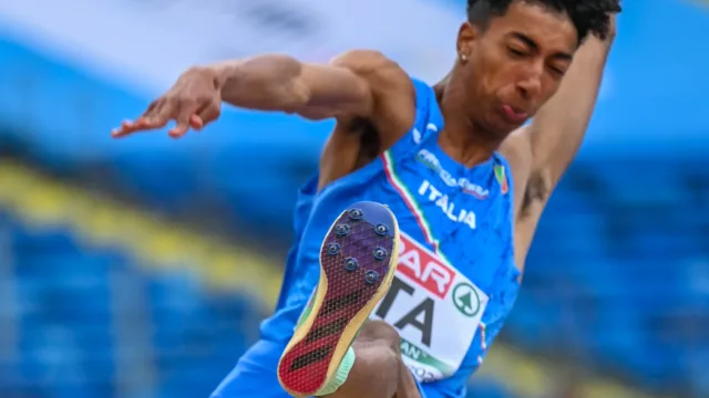 Mattia Furlani in azione nel salto in lungo con la maglia dell Italia