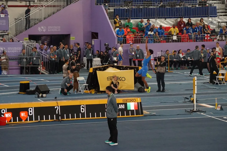 La pedana del salto in lungo ai Mondiali indoor con Mattia Furlani tra gli atleti