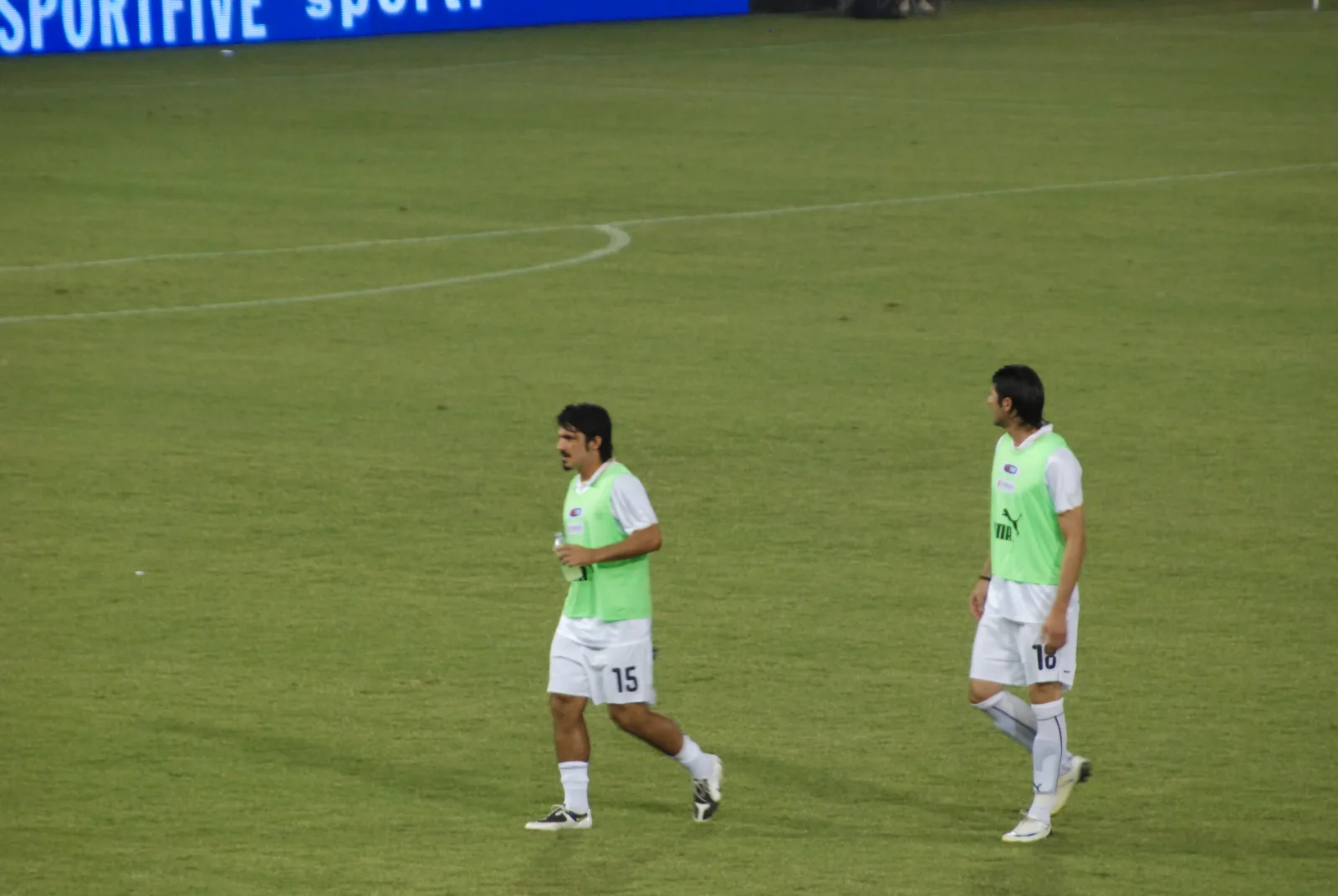 Gennaro Gattuso cammina sul campo durante il riscaldamento dell Italia