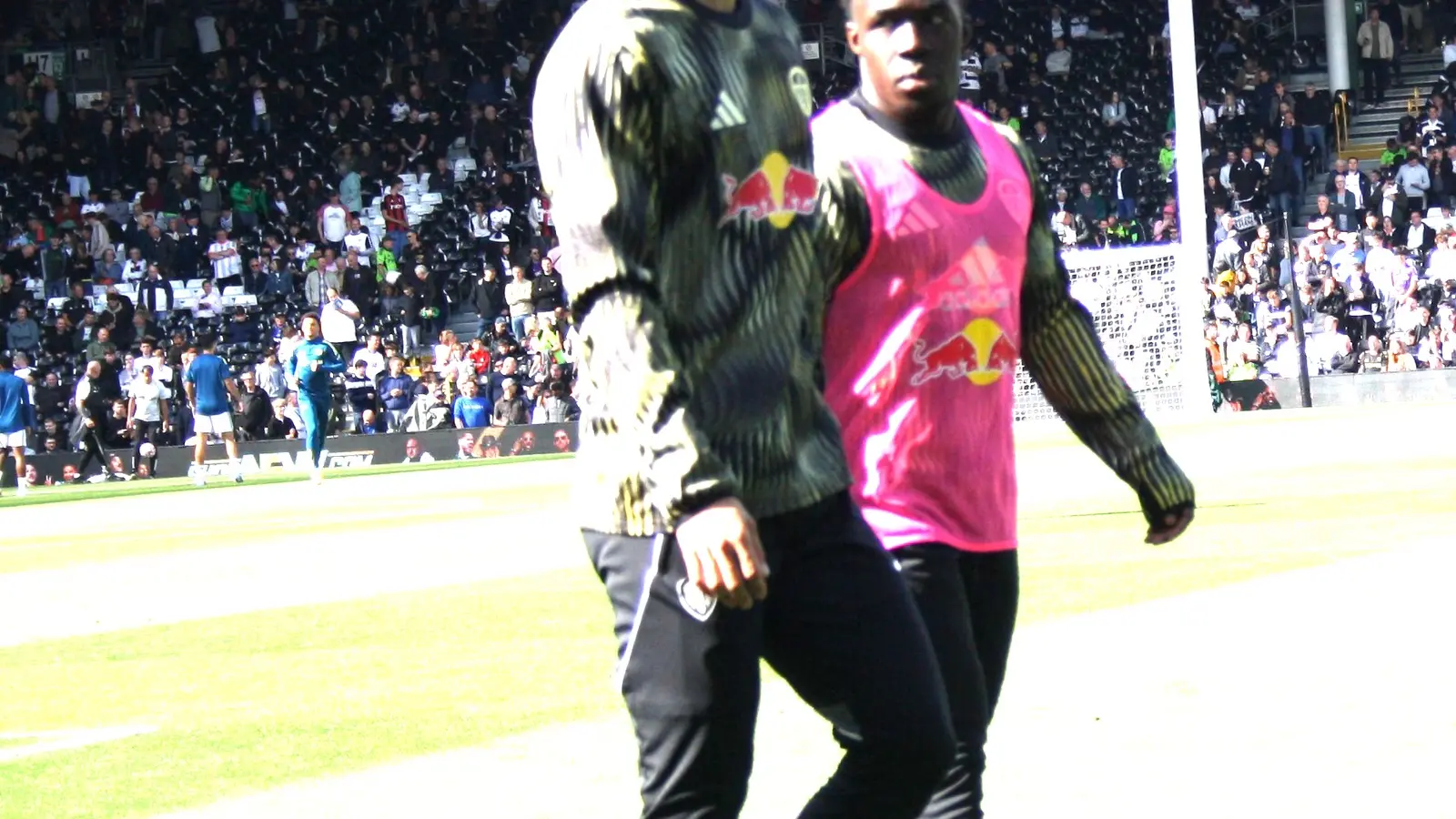 Wilfried Gnonto durante il riscaldamento del Leeds a Craven Cottage
