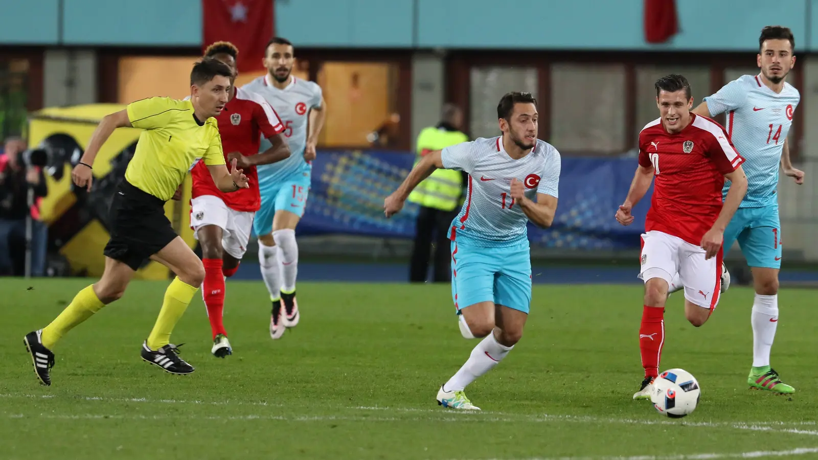 Hakan Calhanoglu in azione durante una partita internazionale