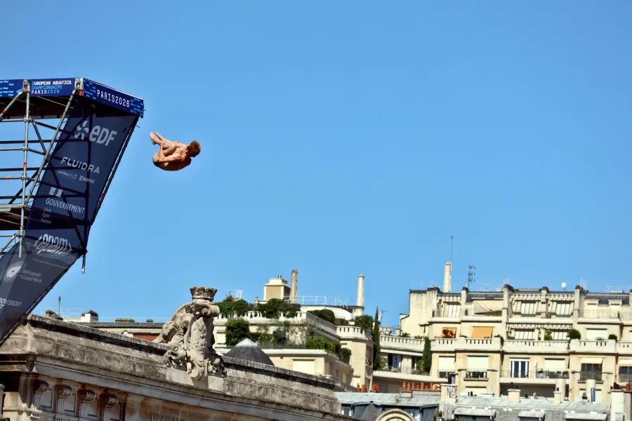 Un tuffatore nella gara maschile europea di high diving a Parigi 2026