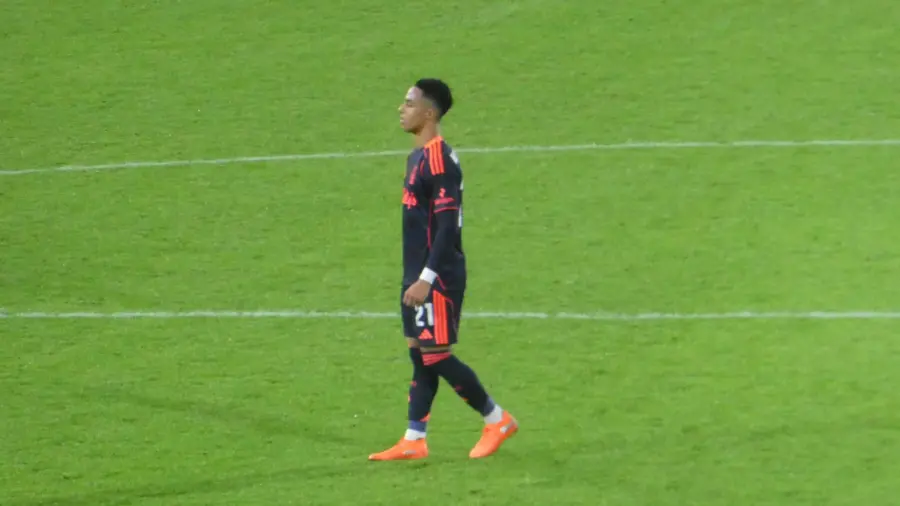 Omari Hutchinson in campo con la maglia del Nottingham Forest