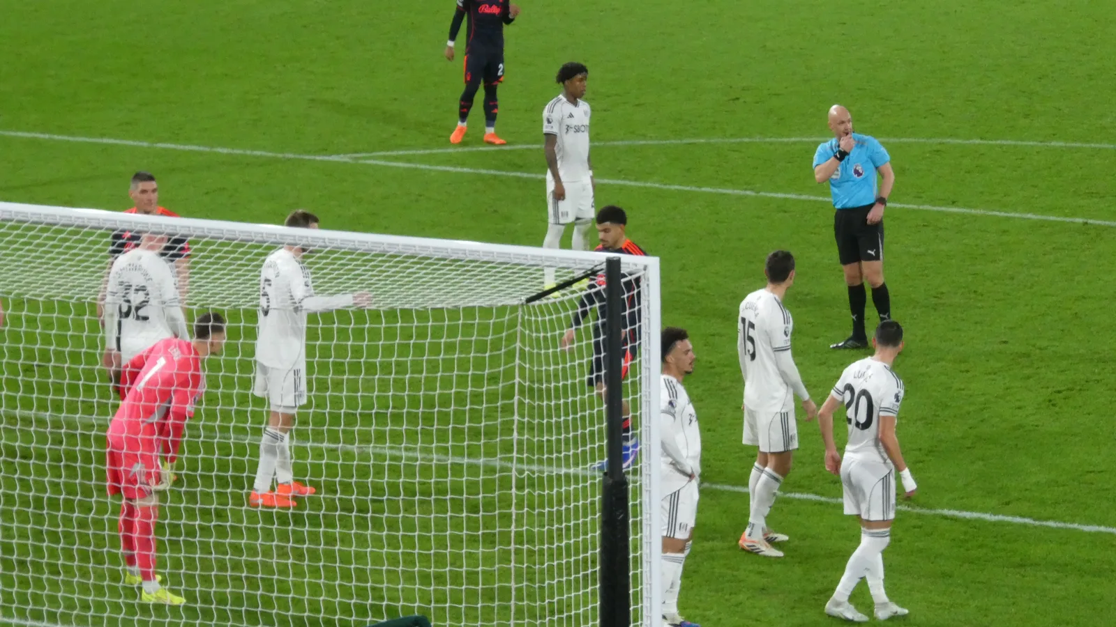 Omari Hutchinson durante una partita tra Fulham e Nottingham Forest