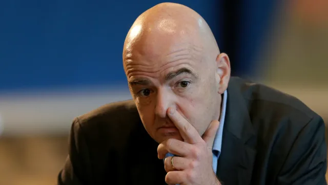Gianni Infantino in primo piano durante una conferenza stampa