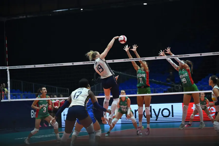 Sarah Fahr attacca contro il muro della Bulgaria in Italia-Bulgaria EuroVolley 2026