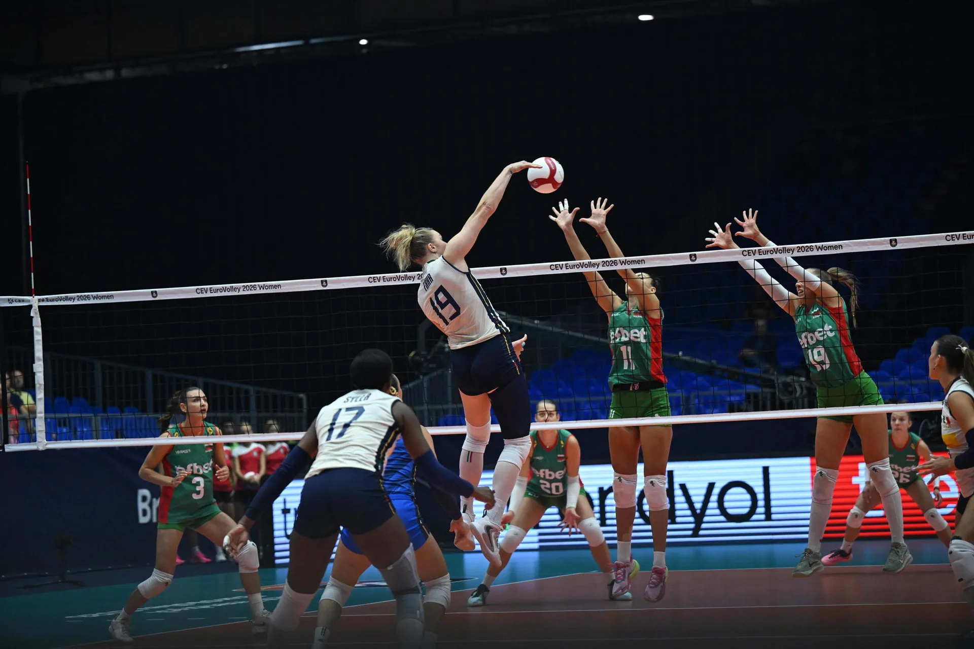 Sarah Fahr attacca contro il muro della Bulgaria in Italia-Bulgaria EuroVolley 2026