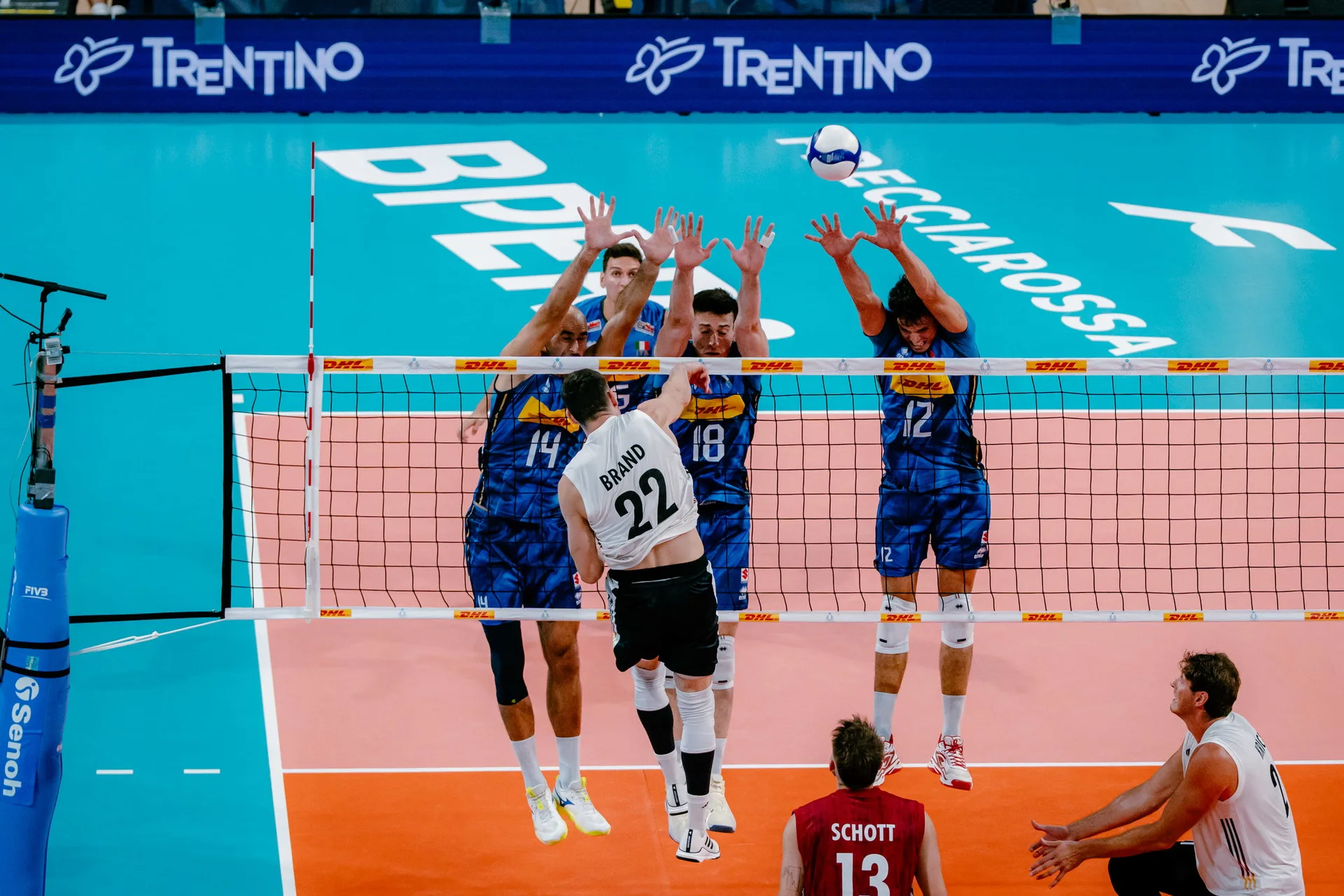 Il muro dell'Italia contro la Germania nella FIPAV Cup Men Elite a Reggio Calabria