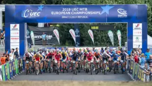 Gruppo di atleti mountain bike al via di una gara internazionale