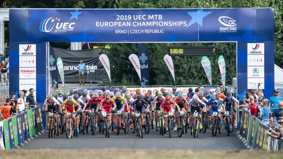 Gruppo di atleti mountain bike al via di una gara internazionale