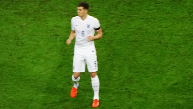 John Stones in campo con la maglia dell Inghilterra durante una partita
