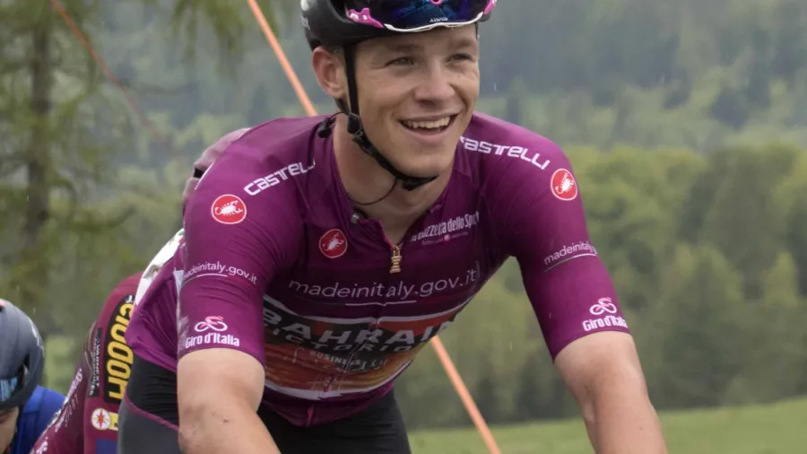 Jonathan Milan in bici con la maglia ciclamino durante il Giro d Italia