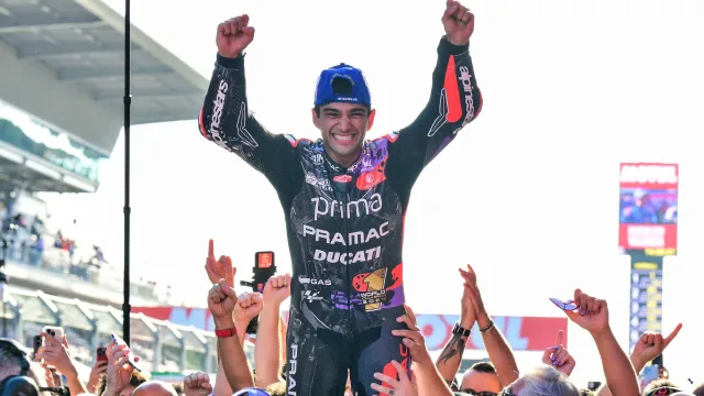 Jorge Martin festeggia dopo una vittoria in MotoGP