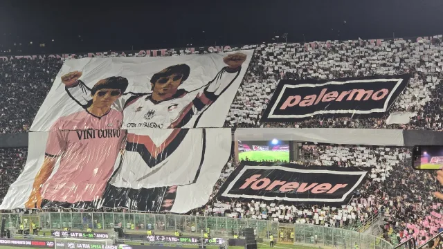 Tifosi del Palermo con coreografia rosanero allo stadio