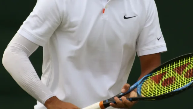 Nick Kyrgios in campo a Wimbledon durante un match sull'erba