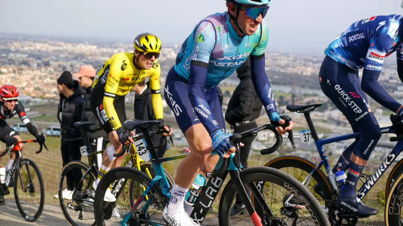 Lorenzo Fortunato in azione in salita durante una corsa ciclistica