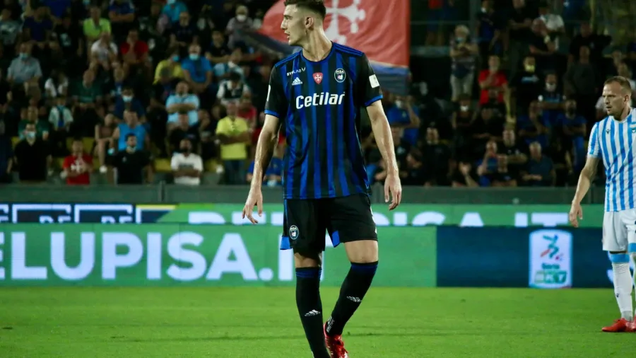 Lorenzo Lucca in campo durante una partita con il Pisa