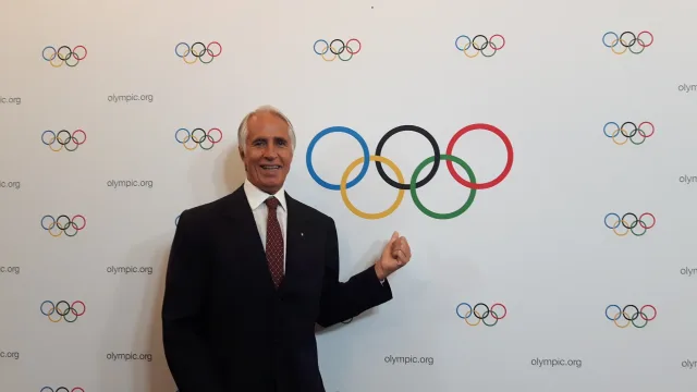 Giovanni Malago davanti al logo olimpico, protagonista della fase italiana verso Euro 2032