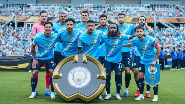 Manchester City in posa con Omar Marmoush e Rayan Ait-Nouri prima di una partita