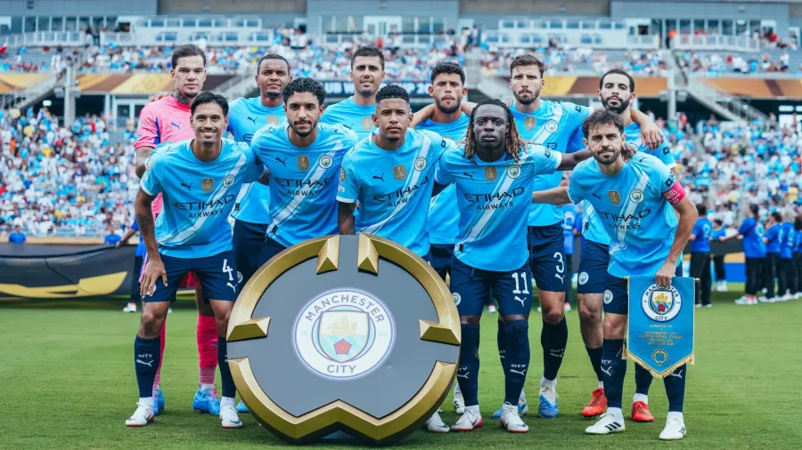 Manchester City in posa con Omar Marmoush e Rayan Ait-Nouri prima di una partita