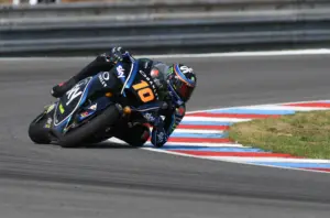 Luca Marini in piega durante una sessione MotoGP