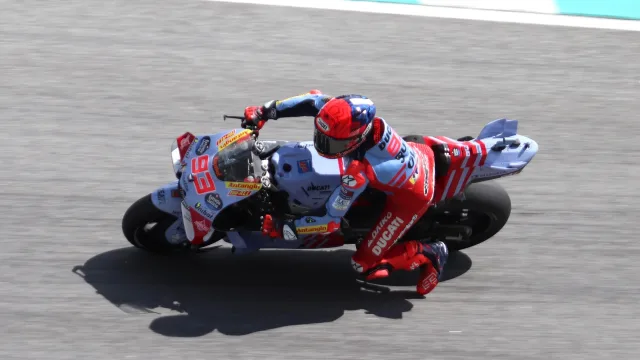 Marc Marquez piega in curva su una Ducati Desmosedici in MotoGP