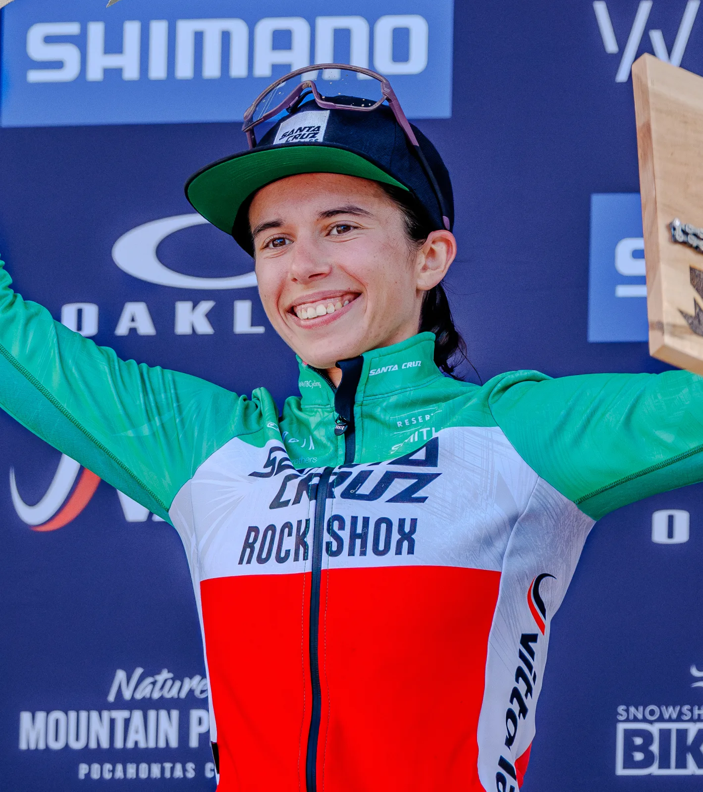 Martina Berta sorride sul podio con la maglia italiana di mountain bike