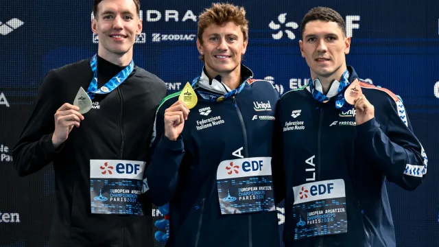 Nicolo Martinenghi mostra l'oro europeo nei 100 rana accanto a Simone Cerasuolo bronzo