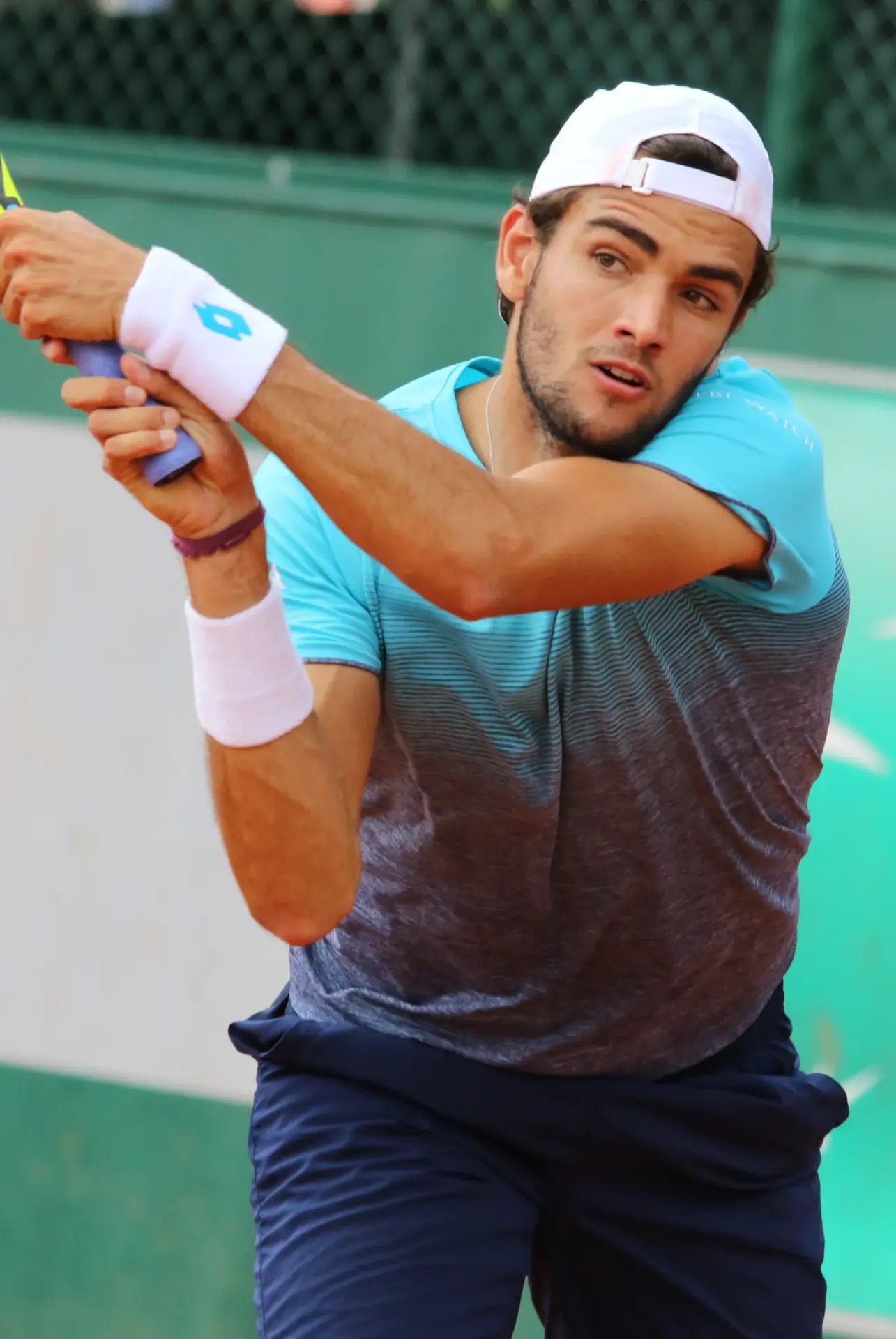 Matteo Berrettini in azione durante un torneo su terra battuta