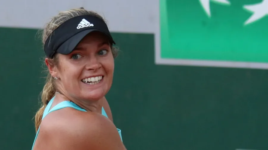 Caty McNally durante uno scambio su campo in terra rossa