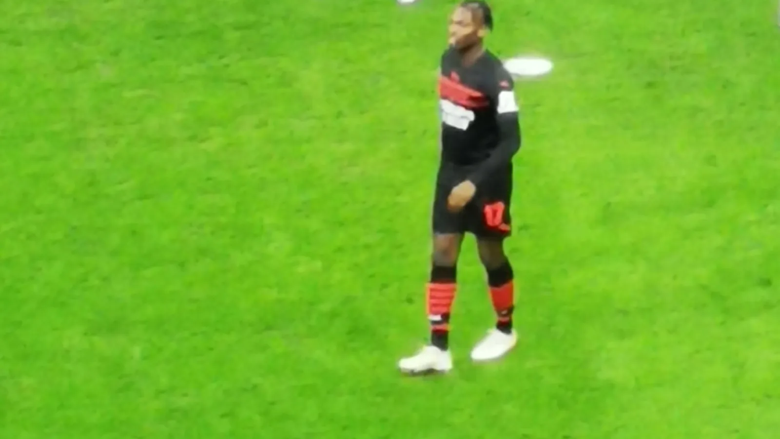 Rafael Leao con la maglia del Milan durante una partita di Serie A
