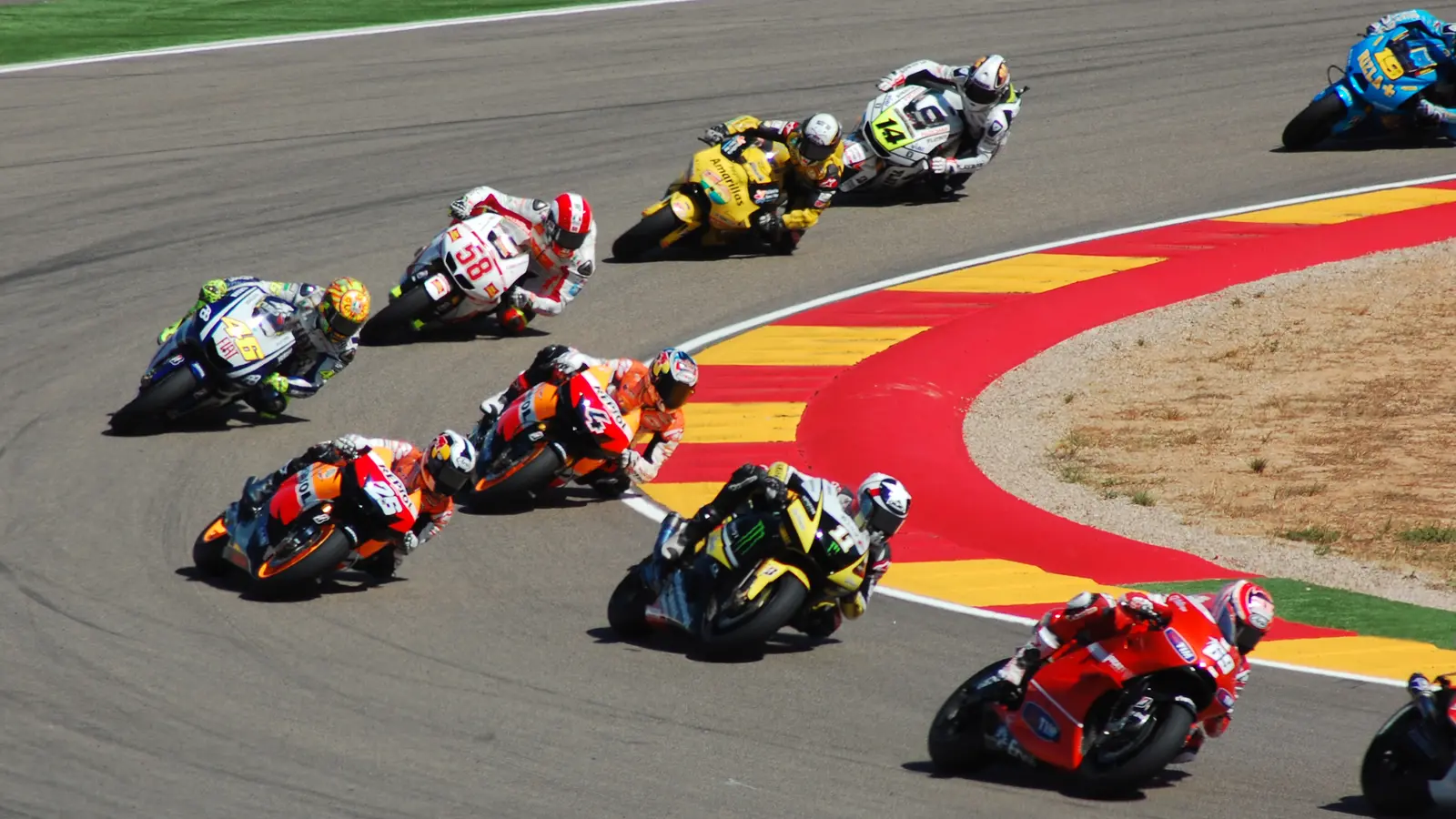 Gruppo MotoGP in curva al MotorLand Aragon