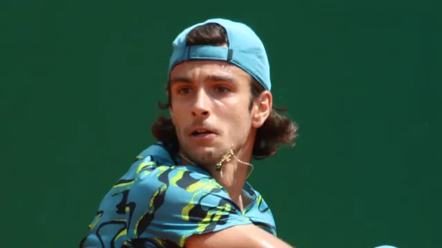 Lorenzo Musetti in azione durante un match ATP