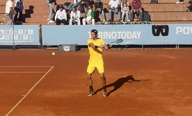 Lorenzo Musetti in campo durante un match di tennis