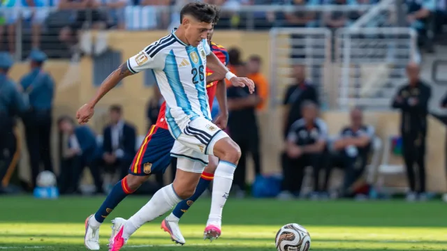 Nahuel Molina in azione con la nazionale argentina durante una partita