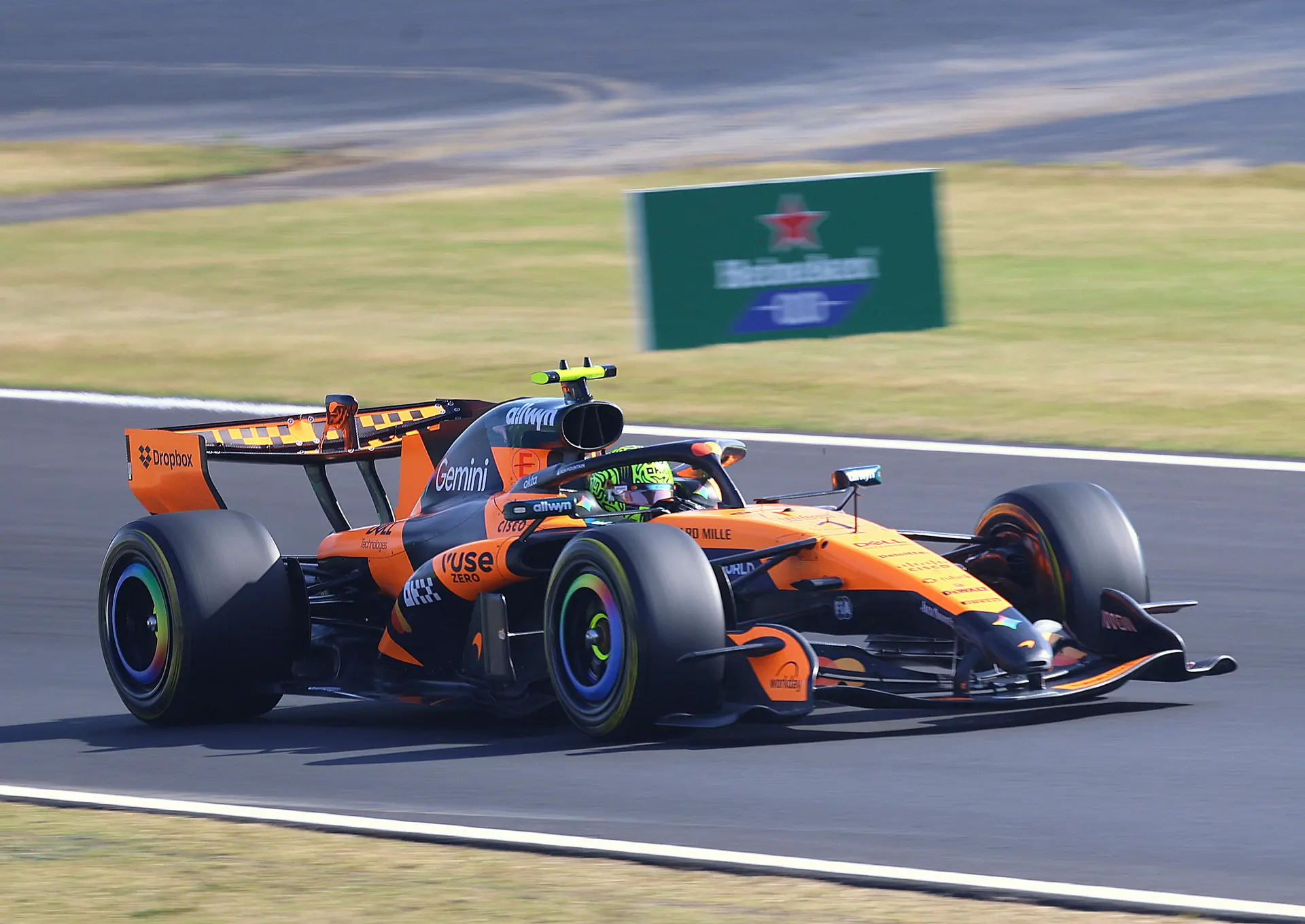 Lando Norris guida la McLaren MCL40 al GP del Giappone 2026 a Suzuka