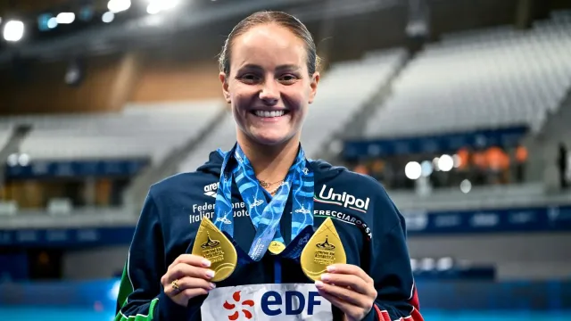 Chiara Pellacani sorride con due medaglie d oro agli Europei di tuffi di Parigi 2026