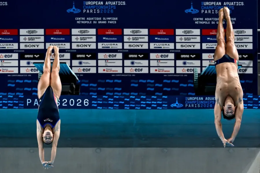 Matteo Santoro e Chiara Pellacani in verticale sul trampolino del sincro misto tre metri