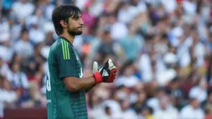 Mattia Perin in campo con la maglia della Juventus