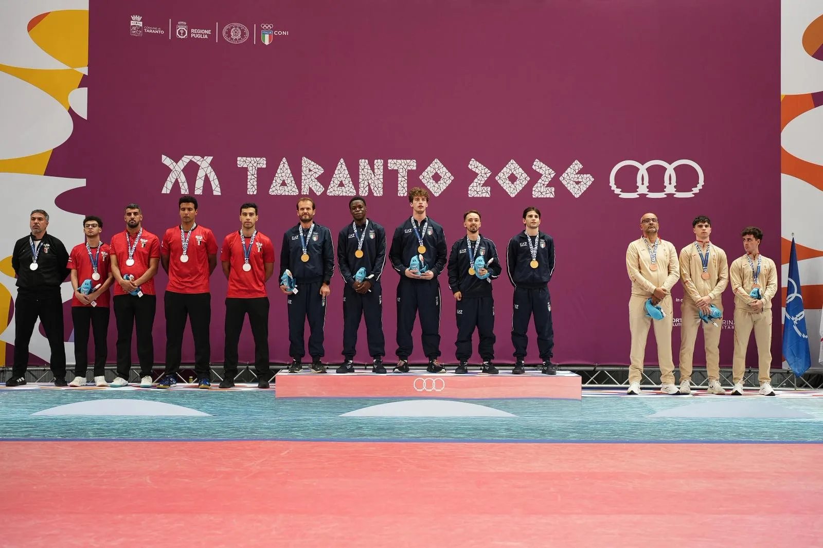 Il podio della gara a squadre maschile di tennistavolo a Taranto 2026