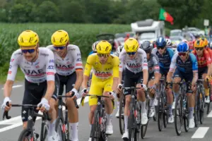 Tadej Pogacar in maglia gialla guida il gruppo in salita con la UAE Team Emirates