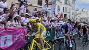 Tadej Pogacar in gruppo durante il Tour de France 2026