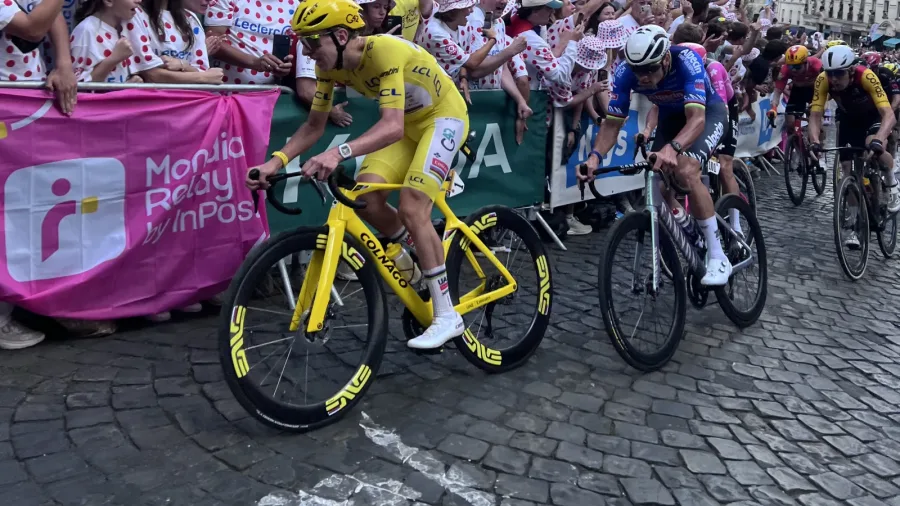 Tadej Pogacar in maglia gialla al Tour de France 2026