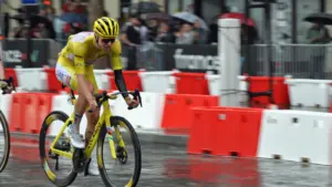 Tadej Pogacar in corsa con la maglia da leader durante il Tour de France