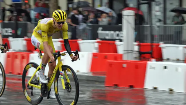 Tadej Pogacar in corsa con la maglia da leader durante il Tour de France