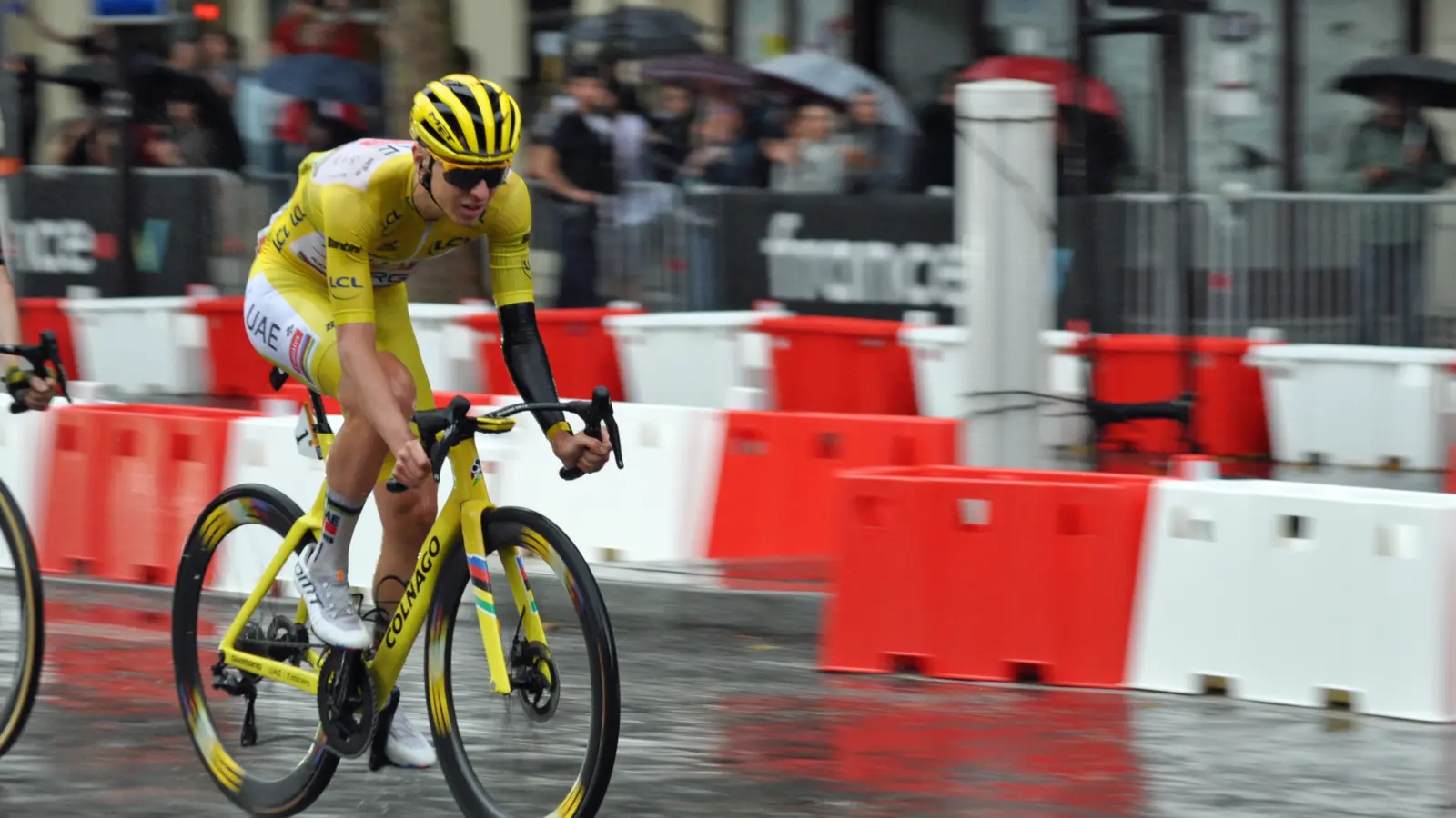 Tadej Pogacar in corsa con la maglia da leader durante il Tour de France